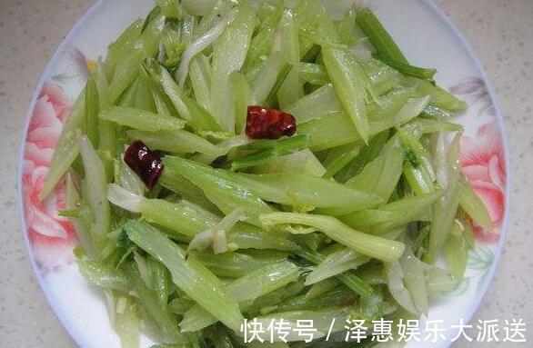 炒芹菜不要直接下锅炒,缺了1步,炒出的芹菜不香还发柴