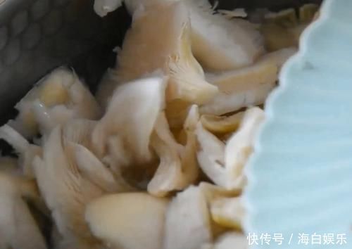 蘑菇做出肉的味道，Q弹爽滑，香辣可口，一口一口停不下来