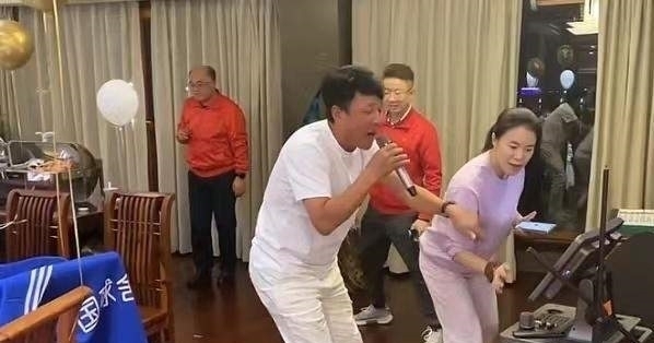 王楠|王楠43岁生日宴现场曝光，抱一双儿女亲热合影，老公献唱却受冷落