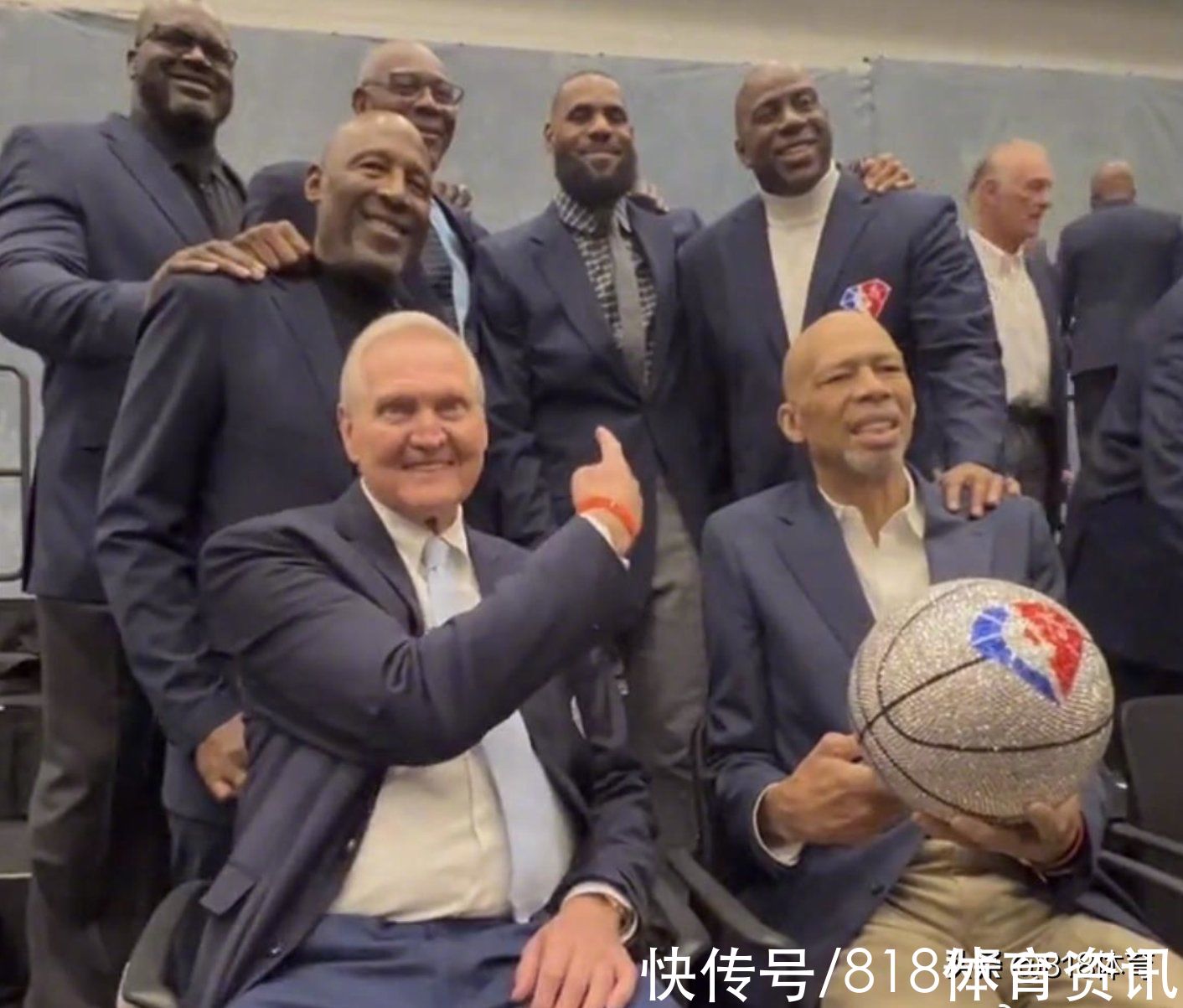 詹姆斯|泪目!NBA75周年詹皇魔术师湖人7大超巨同框,logo男指C位留给科比