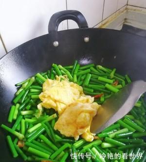 家常快手菜，蒜苔炒鸡蛋，做法简单，美味营养，一道不错的家常菜