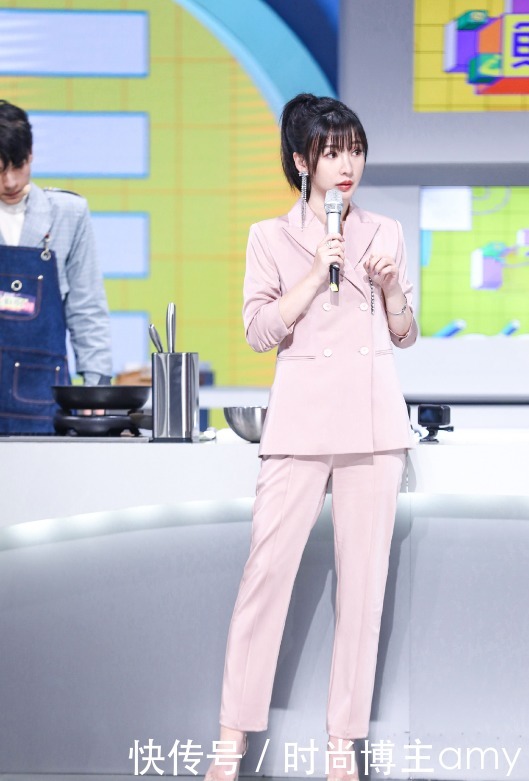 选择|谁说单调服装不可以穿出个性?“蕾丝隔段”非常明显,一般人驾驭不了