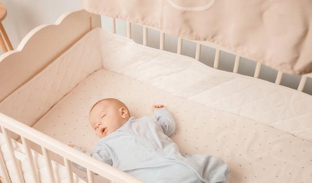 宝爸|宝宝睡觉不老实,满床打滚扭来扭去是为何?说明你的养育存在问题