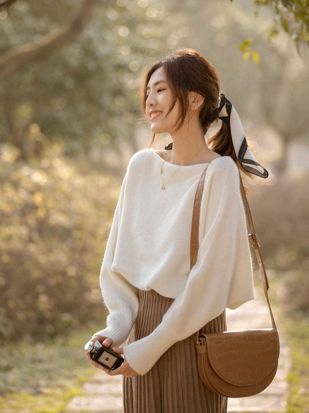 牛仔裤|秋季,针织衫是衣柜必备,搭配牛仔裤高级时髦,极简穿搭照样高级