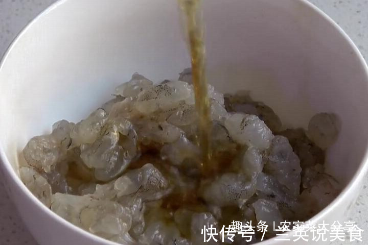 煮饺子时不要只用水煮，还要加一勺它，这样煮的饺子才不会破皮