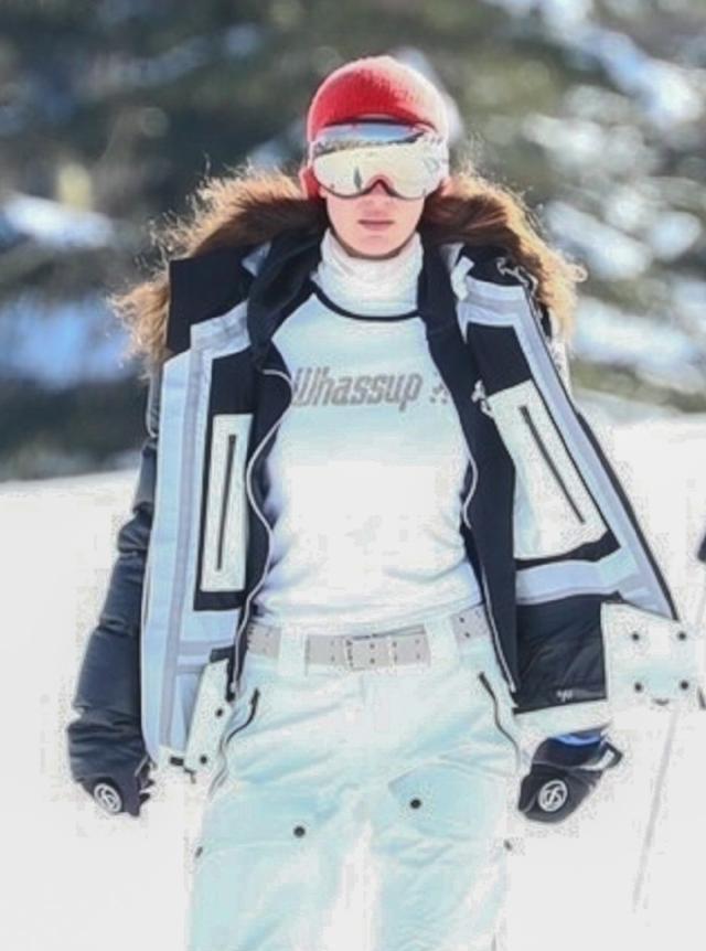 吉吉哈迪德穿时尚大衣戴小圆帽推儿童车带娃, 很有高贵潇洒范