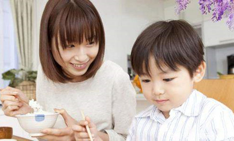  餐桌|应采儿因“餐桌礼仪”回怼朱丹，饭桌上的小细节，暴露孩子的教养