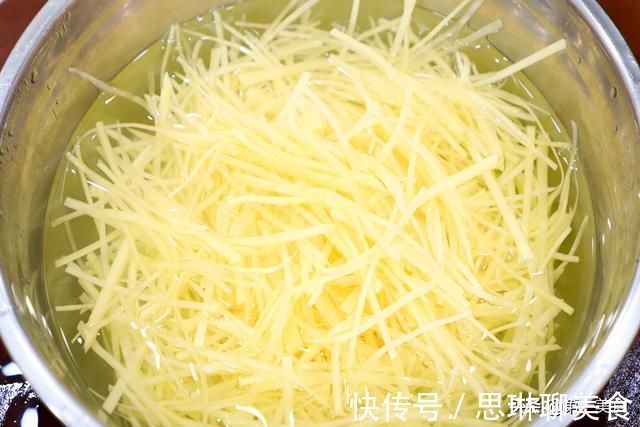 炒土豆丝前,用水冲洗就错了40年大厨教你3大技巧,脆爽不粘锅