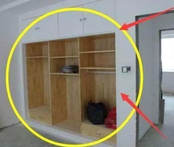 墙面|卧室不要傻傻买大衣柜了,现在流行这样装,省钱还节省空间