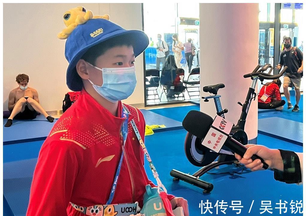 中国游泳队|全红婵安全回国!全程低头玩手机,向家人报平安,戴章鱼帽太可爱