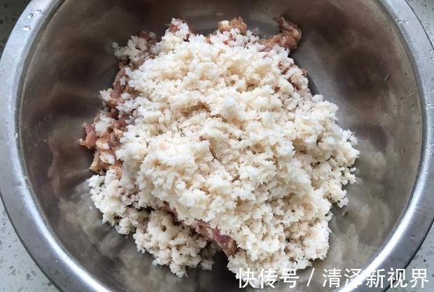 不用面粉的炸丸子,莲藕鸡蛋加点肉,香酥不油腻