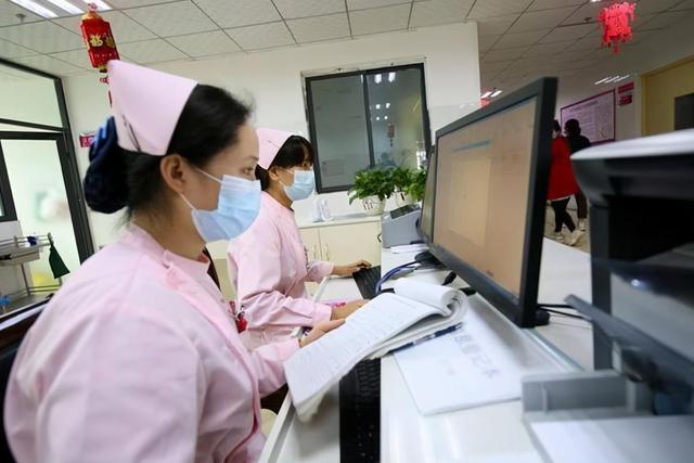 名字|爸爸给儿子取名“宇凡”,护士手误多添一笔,妈妈却大喜:不改了