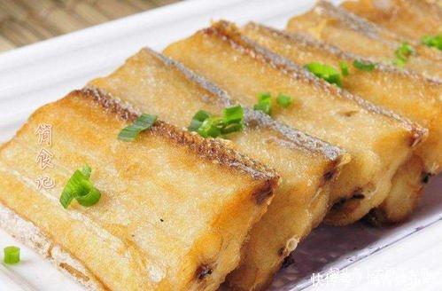 干炸带鱼,直接拍粉炸就错了,难怪腥气不好吃,大厨这样做才对