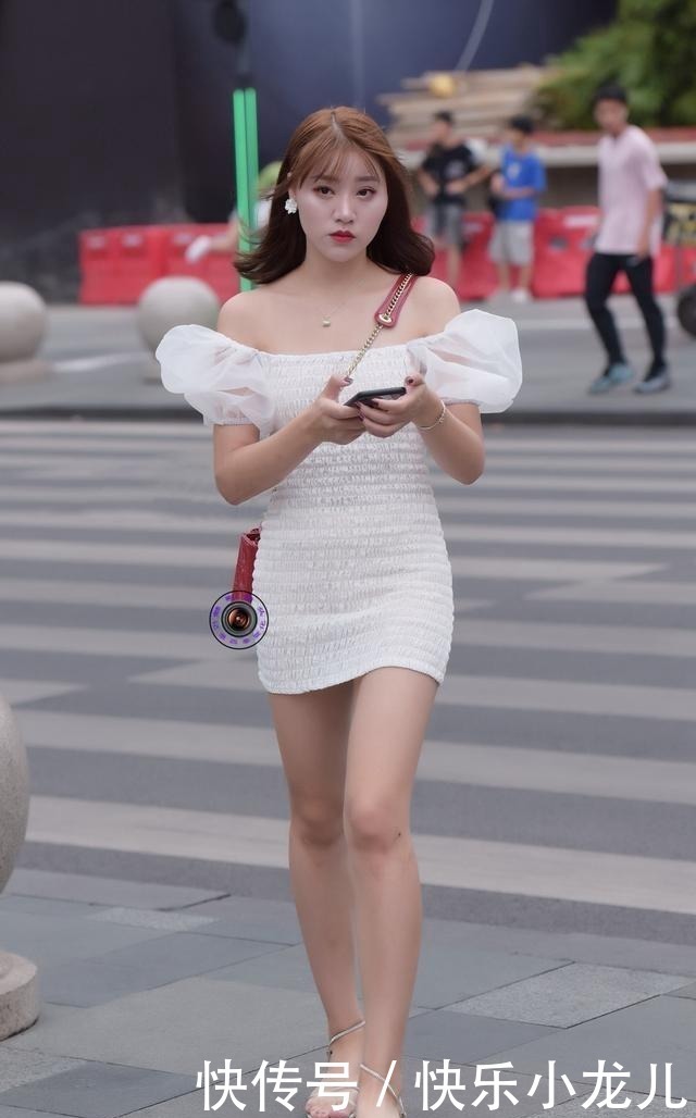 搭配|穿着连衣裙俏皮又活泼，勇敢追求新鲜感受，时尚街头的宠儿
