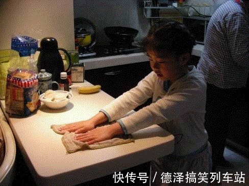 妈妈|宝妈生病卧床,2岁女儿竟有模有样干起家务,网友:贴心小棉袄!
