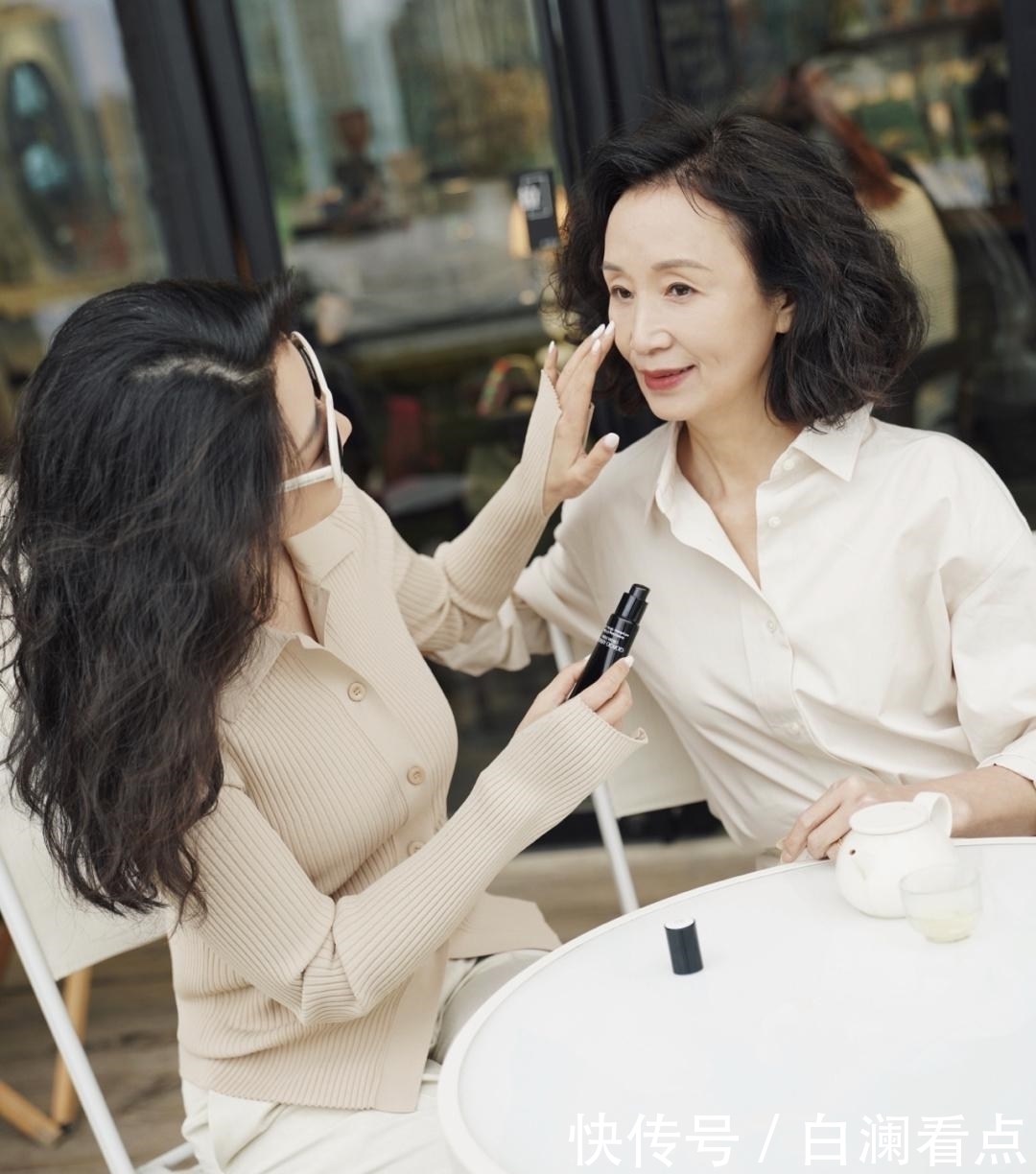 真正过年大世面的女人，尽量少穿卫衣，今年春天学三木妈妈这样穿