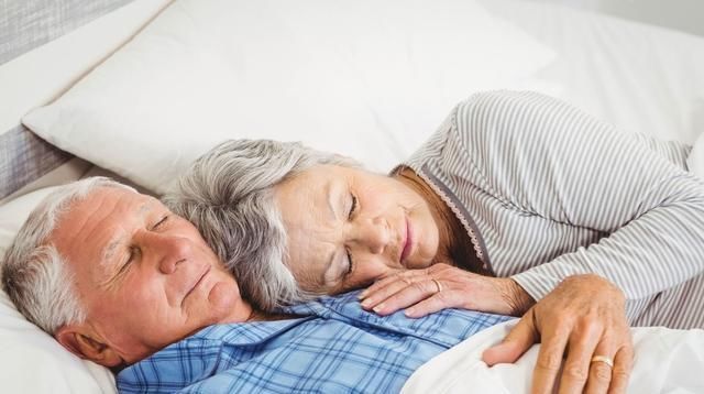 老年人经常失眠就用药错医生给出1条建议,倒头就睡,比吃药更管用