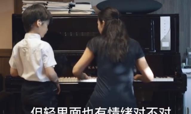 小西装|在你“玩泥巴”的年纪,人家钢琴已经过十级,这就是努力的意义