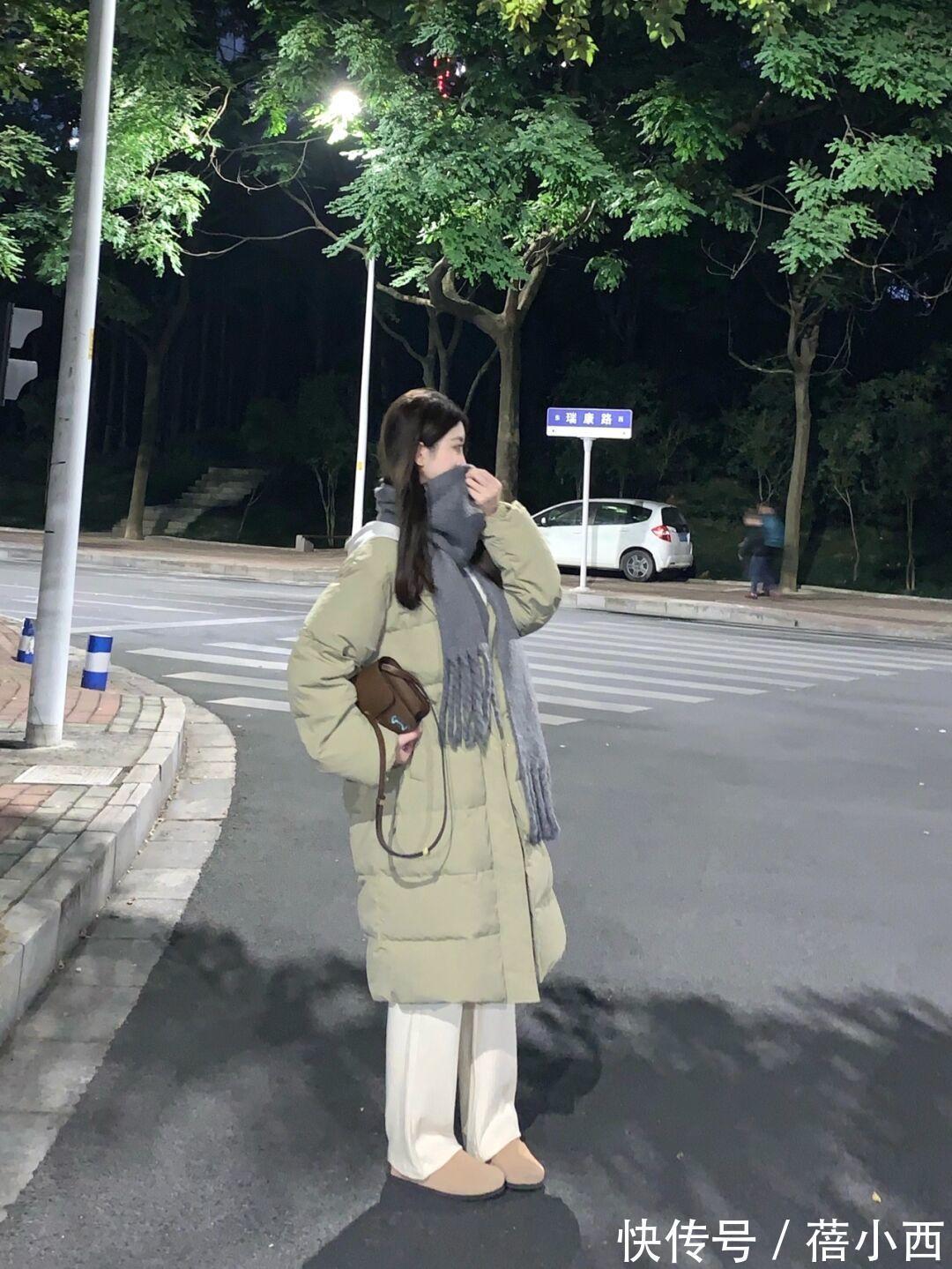 美眉|穿羽绒服下装搭什么才时髦?首选“小白裤”和“半身裙”,真好看