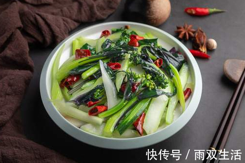 爽脆|天热多吃蔬菜,炒青菜时,不要直接下锅,学会2招,爽脆不发黑