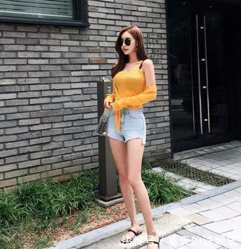 牛仔裤 针织背心搭老粗布半身短裙,黑色的穆勒鞋,更显女神气质