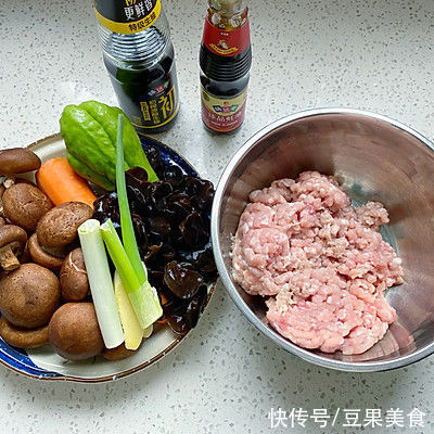 料足口感好,你一定喜欢的香菇木耳鲜肉包