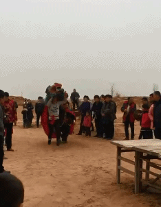 |搞笑GIF:这是谁家的闺女