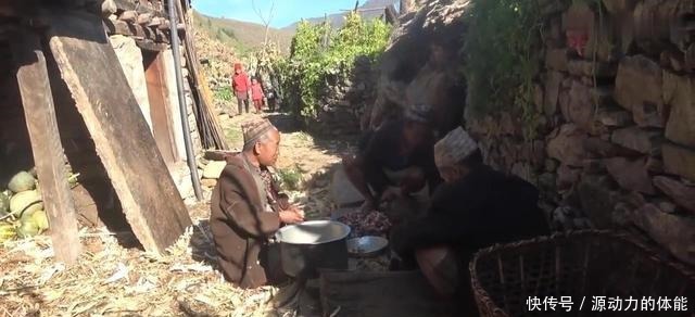  尼泊尔农村酒席，非常简单，正餐只有一个菜，零食吃鸡肉