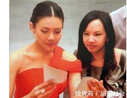 写真!泰国最美王妃被废前夕设计师跪地给她整理衣服,纵容娘家人圈钱