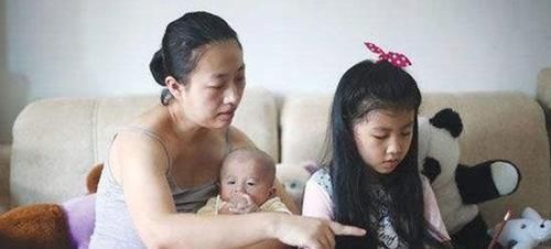 夫妻二人|“生二胎”和“不生二胎”的家庭,20年后的差距,真不是一般大