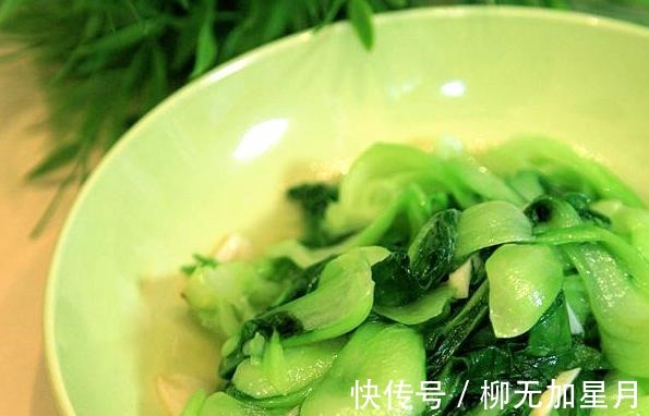 炒青菜时,不能直接下锅炒,牢记4个技巧,好看又好吃,比吃肉香!