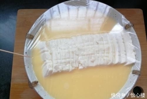 豆腐里打入两个鸡蛋，简单蒸一蒸，鲜嫩爽滑，营养健康特解馋