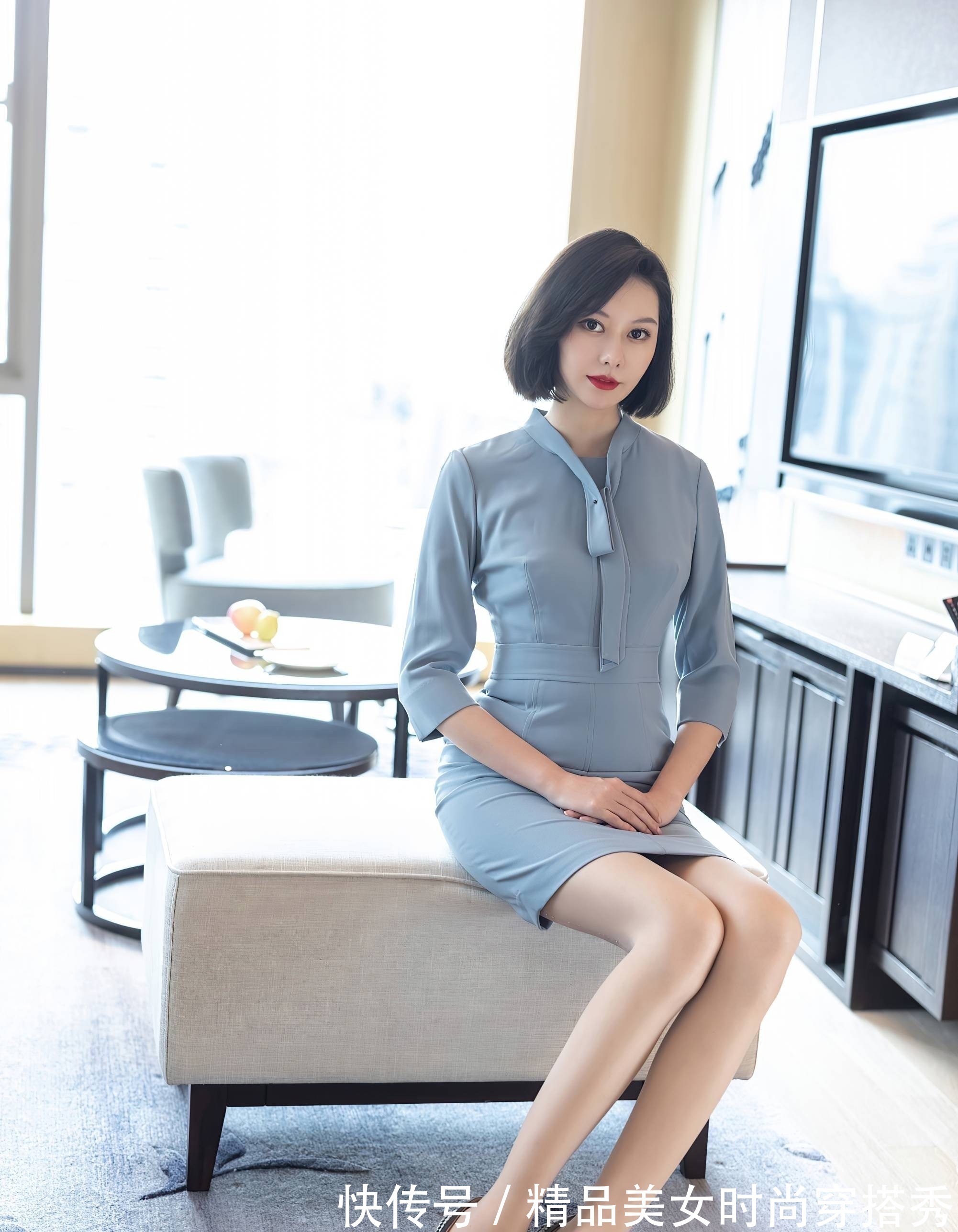 职场 职场穿搭:蓝色连衣裙搭配格子高跟鞋,沉稳又不失女性优雅