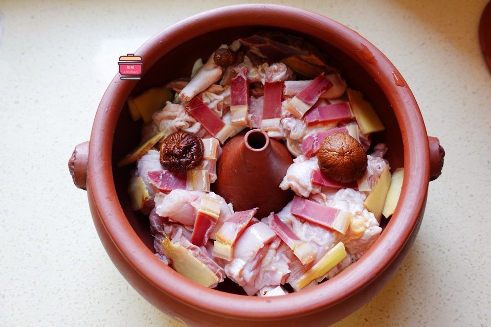 妇女节给家人炖的这锅汤火了，鲜香浓郁，滋润养颜，女人要多喝