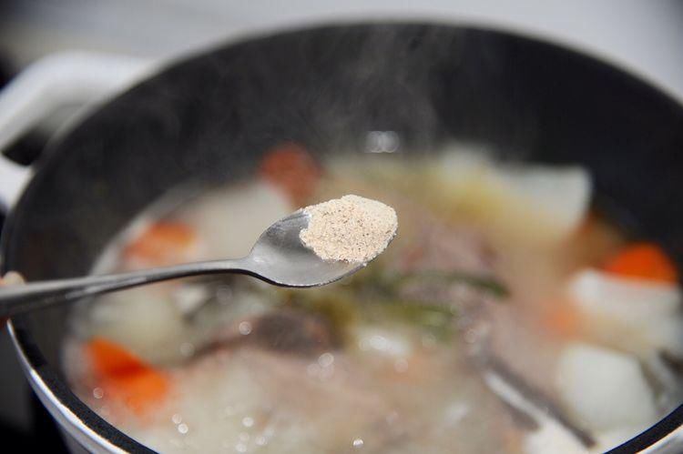 白胡椒粉|白萝卜搭配羊排骨一起煲汤，鲜美滋补营养高，天冷要常喝