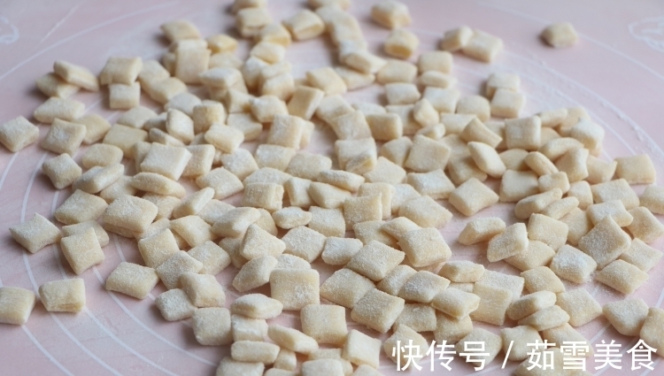 健康|面粉里加2个鸡蛋,不用蒸不用炸,健康好吃,女儿一口一个停不了
