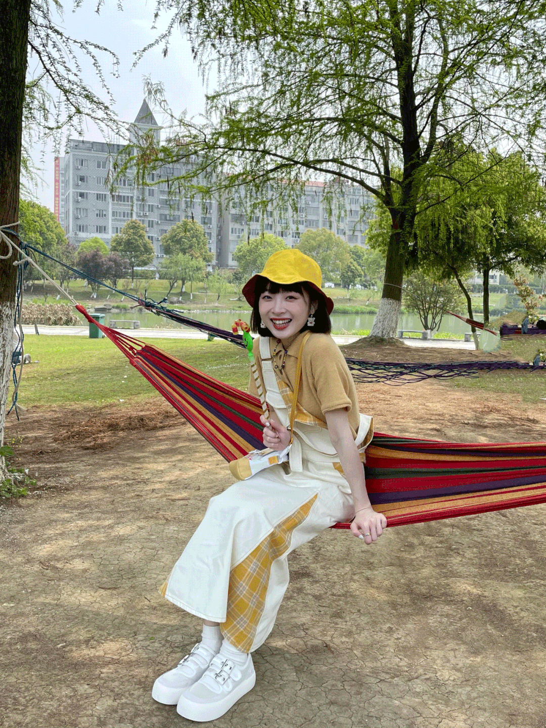 夏梦|忘了高跟鞋吧！小个子穿连衣裙配平底鞋，气质又好看