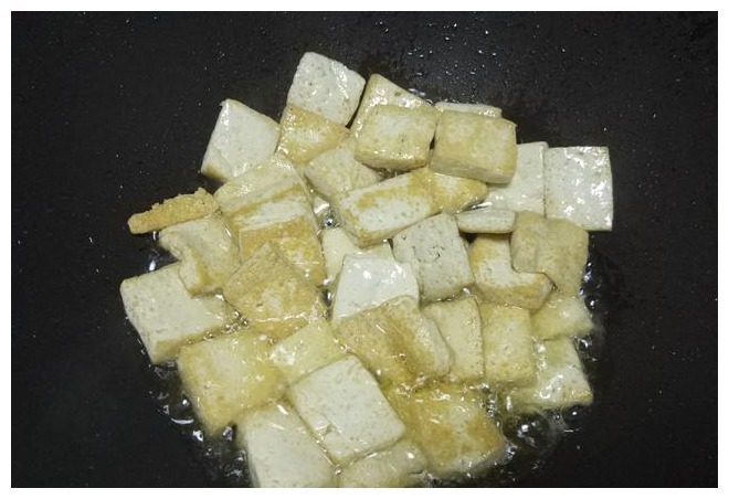 炒豆腐,不要直接下锅煎,多加这一步,豆腐外焦里嫩无豆腥味