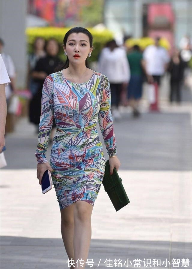 减龄 上了年纪的女人千万别穿得太低俗,印花连衣裙,甜美优雅又减龄!