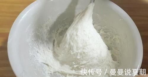 搅拌均匀|懒人早餐饼，不揉面不擀面，鲜香味美，蓬松柔软，五分钟出一锅