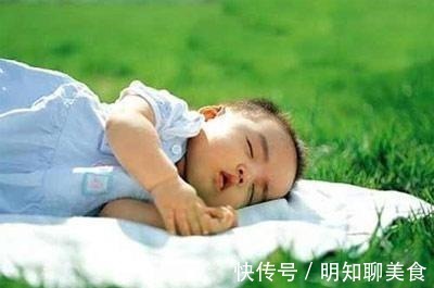 孩子|小两口带6个娃逛街场面壮观,回头率超级高,网友太霸道了