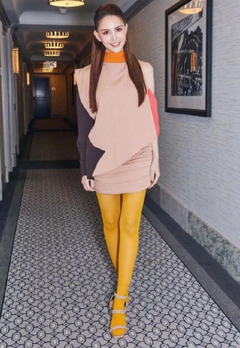 连衣裙|昆凌不愧是天王嫂,牛仔外套搭渔网袜个性洋气,漫画腿绝了