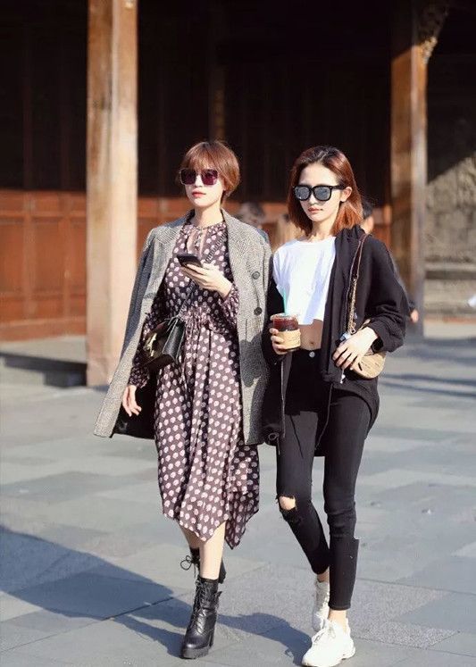 街拍:亭亭玉立的美女,一件蓝色的连体长裤,尽显完美好身材