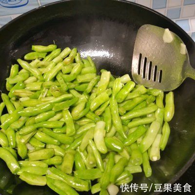 川妹子|方便简单家常菜四季豆焖饭,让你吃了还想吃