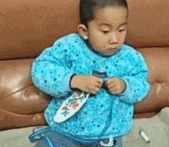 |搞笑GIF：都这时候了还看什么看 赶紧来救我啊，真装不下去了