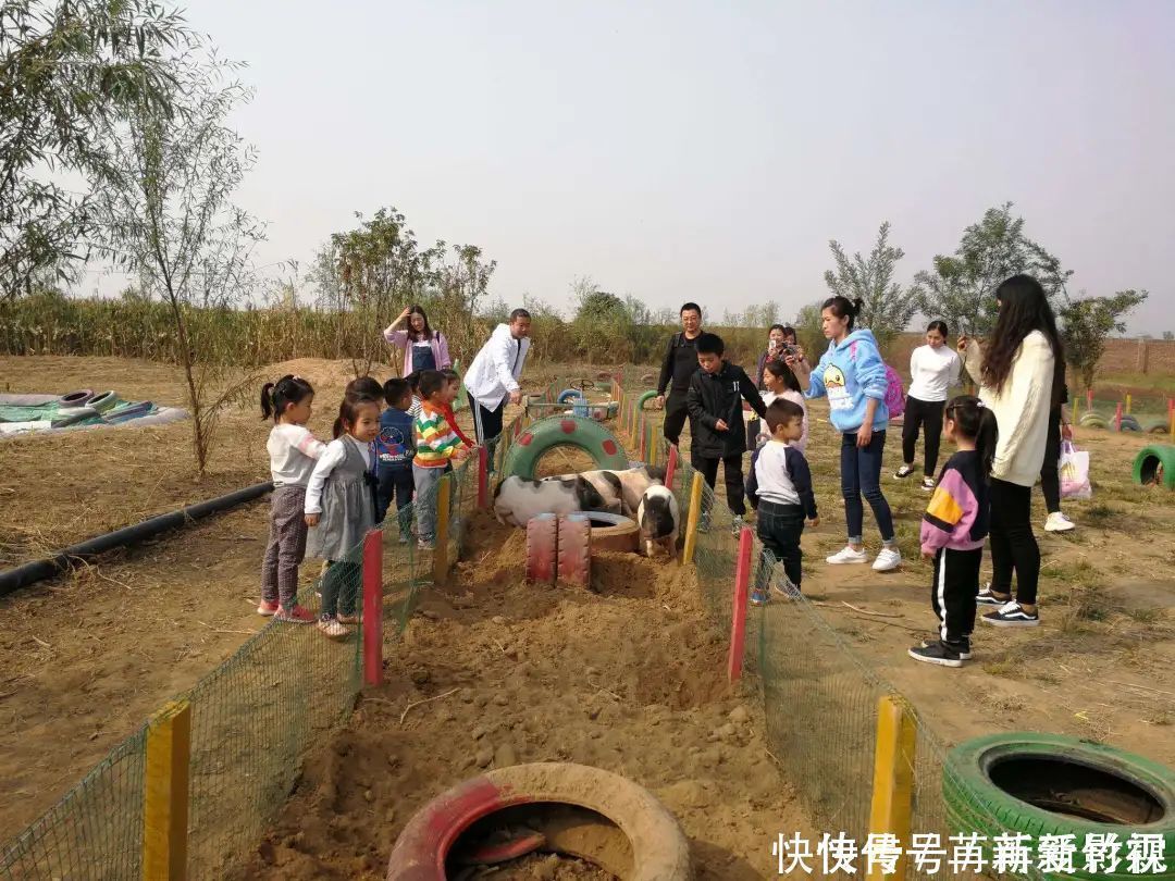 家长|爸爸扮女装接娃放学，幼儿园保安看愣眼，网友比妈妈还美