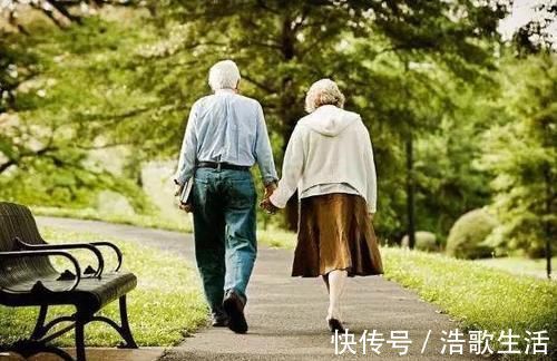 为人父母|妈妈街上推车遛娃,偶遇大雨无处可躲,最美姿势给娃搭起“晴天”