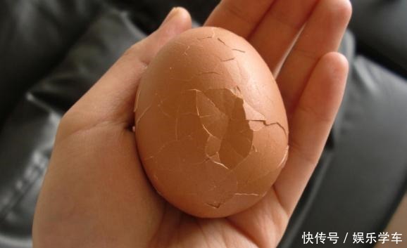 煮鸡蛋不要只用清水,多加这一步,蛋壳一碰就掉,蛋黄鲜嫩营养好!