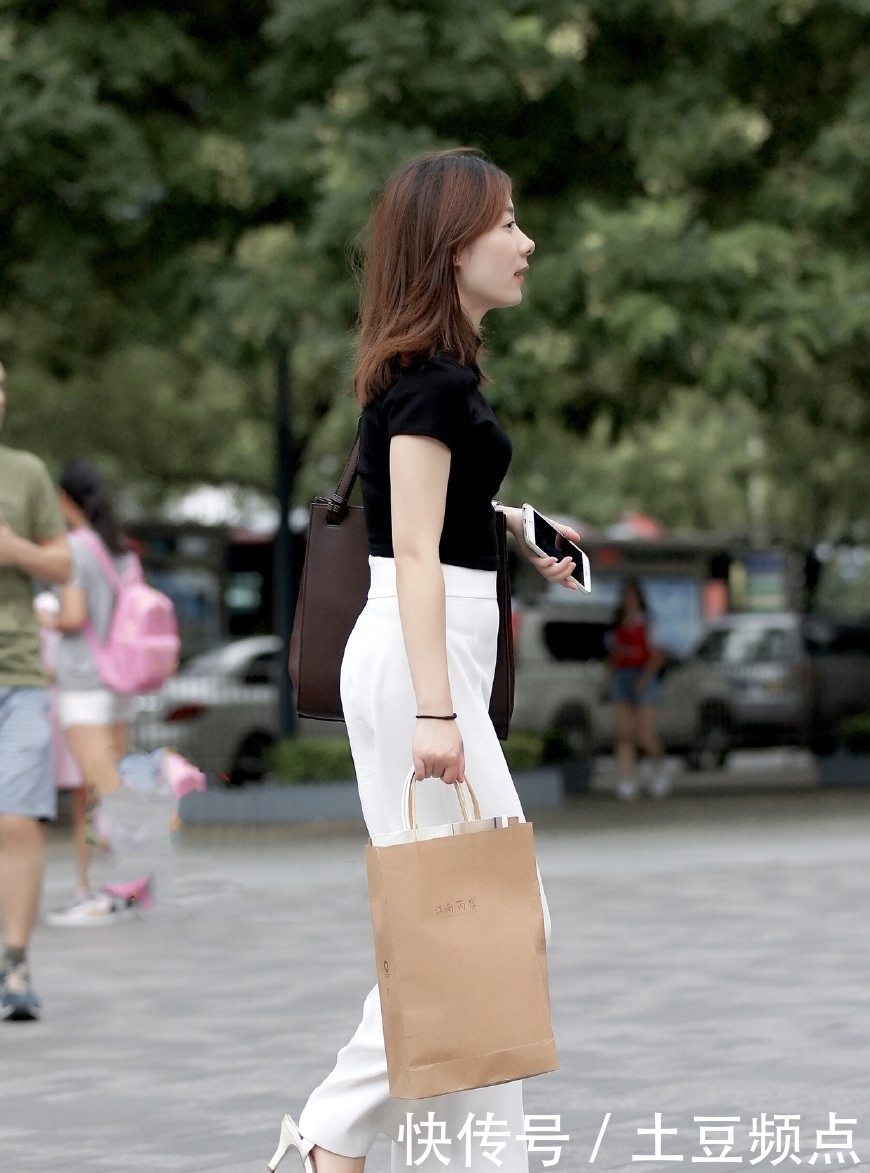 迷人|街拍:美女穿绿色的孔雀群,完美的身材和气质,优雅又迷人!