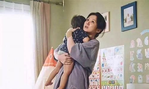 宝爸|妈妈趁娃睡觉就赶时间去洗衣服,转头看到这一幕,眼眶一下湿润了